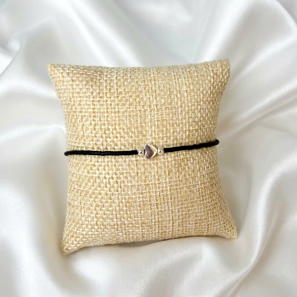 Náramek Minimal na šňůrce - matná černá se stříbrným srdcem